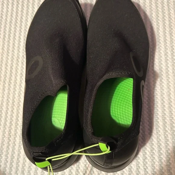 OOFOS NWOT Women’s Black Athletic Slip-On Shoes - Picture 4 of 4